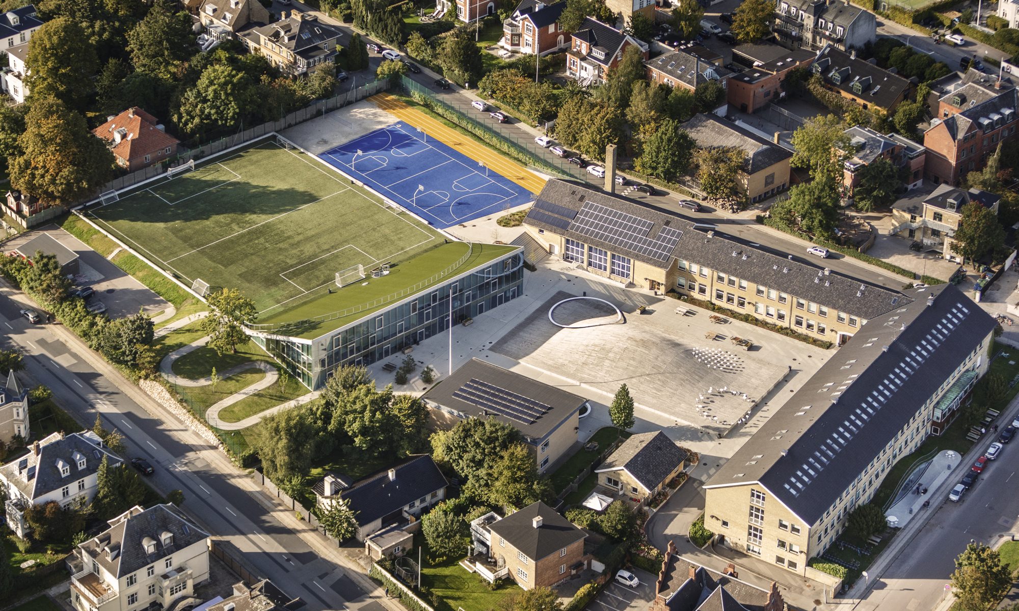 På billedet ses et luftfoto af Gammel Hellerup Gymnasium